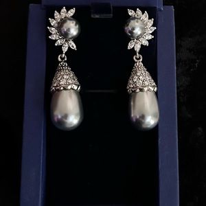 Gray pearl drop earrings